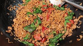 ผัดกะเพรามาม่าหมูสับ  ผัดให้แห้งอร่อยได้ไม่ยาก Spicy stir-fry noodles