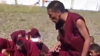 བཟོ་ལྟ་བཅོས་རྒྱ་མིན་འདུག་ཟེར་། The monks hot debate