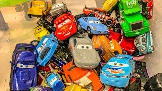 Clean up muddy minicars & disney pixar car convoys Play in the garden