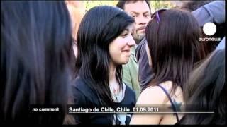 Chilean students kiss in protest