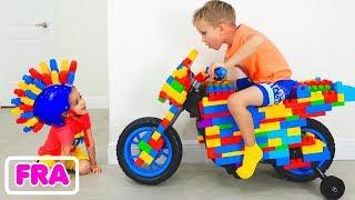Vlad et Nikita conduisent un vélo de course pour enfants et s’amusent avec des jeux