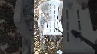 Deterjansız tazyikli su ile plastik sandalye temizliği