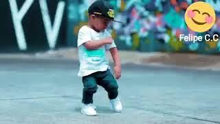 Niño Bailando Al Estilo Reggaeton