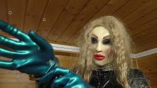 Handschellen anprobieren über Latex Handschuhe mit Female Mask Doll Lisa
