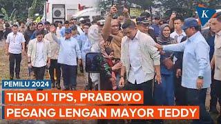 Momen Prabowo Tiba di TPS 033 Berpegangan Mayor Teddy