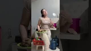 tante bunga bokong semok nyeplak lagi masak didapur