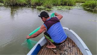 Pescando con una técnica de pesca con atarraya y cocinando un caldo delicioso