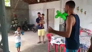 Tio Brincando com o Sobrinho