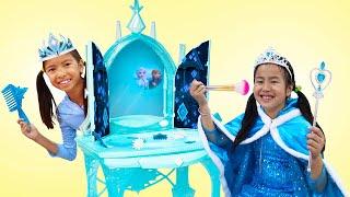 Wendy and Jannie Pretend Play Frozen Dress Up with Costumes and Make Up Toys