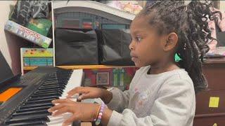 4-yr-old thinks the piano is faulty and goes on to play some good tunes