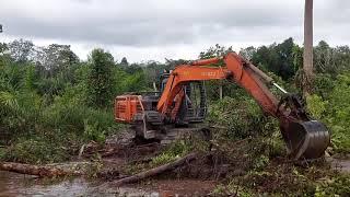 Cuci parit panen ikan  excavator Komatsu