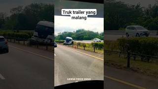 Tak Jauh Dari  Rest Area Truk Trailer Melintang Ditengah Jalan Tol