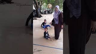 Mama ina liburan ke Pantai pasir Putih #shorts