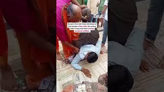 This man came to offer prayers at the temple but the visit didnt end well for him… 
