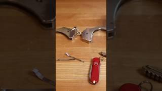 Escape Handcuffs with a Swiss Army Knife #escape #survival #evade #swissarmyknife #handcuffs #cool
