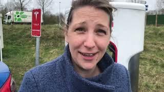 Marjolijn en Marieke laden met een EV Hyundai  bij tesla supercharger. Hoe werkt dat? Wat kost het?