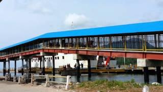 Suasana dipelabuhan Balohan yang dipadati penumpang ferry pada musim libur panjang 5-8 April 2016