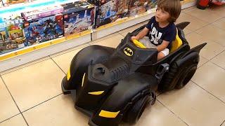 Fatih Selimin BATMAN Batmobile arabasıoyuncak mağazasında arabayı sürüyor süper kahraman olacak