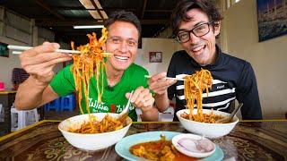 Thai Street Food BEEF KHAO SOI CURRY Amazing Hidden Gem in Chiang Mai ข้าวซอยลุงสุรินทร์