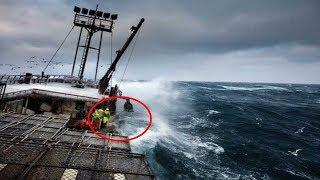 kapal di tengah laut digoyang ombak