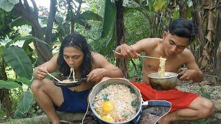 MASAK DI TENGAH POHON PISANG  ALA SUKU PRIMITIVE Teknologi