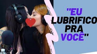 Elisa Sanches e Mari Ávila se beijam em entrevista.