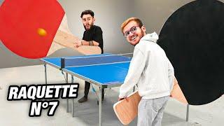 On joue au ping-pong avec des raquettes de plus en plus grandes