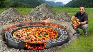 Ich habe unter der Erde in den Wild Mountains eine riesige Pizza gekocht Hausgemachtes Wurstpizza-