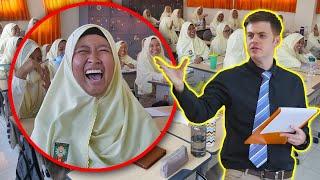 BULE MASUK SEKOLAH ISLAM NGERJAIN SANTRI PAKE BHS INGGRIS 