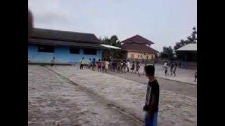 anak kecil sedang bermain bola tiba tiba di patuk ular