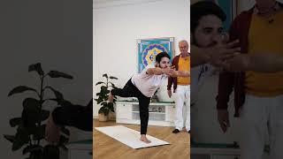 Enes und Sukadev TikTok Gleichgewichtschallenge Standwaage #shorts