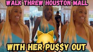 304 SandBeetle walk Houston mall with her vagina exposed and ask men do they wanna see more