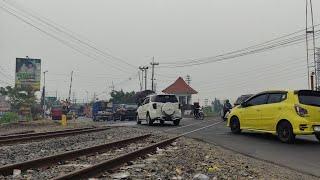 WADIDAW MENCARI KOLEKSI MINIATUR KERETA API DI REL ASLI KERETA - Mainan Kereta Api