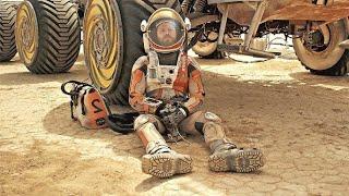 فريقه بينسوه على المريخ وبيعيش هناك لوحده بموارد قليله وتحديات صعبه The Martian
