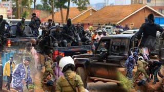 Police eri mukuyoola abavubuka abakedde mu kibuga Kampala okukumba nga bagenda ku Parliament