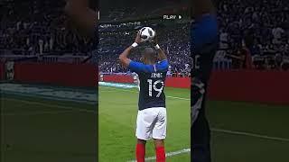 Pogba teaches Mbappe how to dribble ️