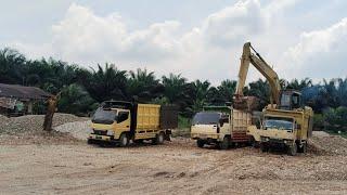 Excavator  Muat batu untuk perbaikan jalan.  Excavator  Komatsu  alat berat  Konstruksi