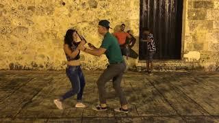 Bailando  Bachata - Carolina Junior Sueco y El Conejo  Sacame el alma - Robin Cariño