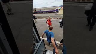 Торгаши пристают на станции. Поезд РЖД в Красноярск