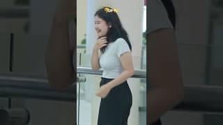 Kocak  cewek tobrut ini sandalnya berubah jadi sendal raksaksa #prank #trending #funny #shorts