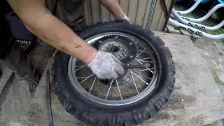 Wymiana dętkiopony w motocyklu endurocross How to Change a Tire