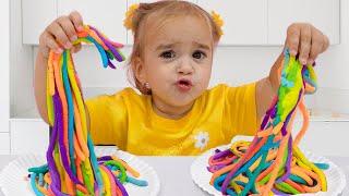 Alice mempelajari warna dengan Playdough