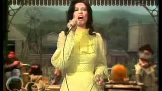 Muppets - Loretta Lynn - Youre Lookin at Country