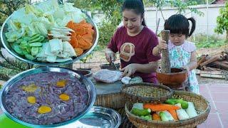 Cute chef Siv chhee help mom to cook - Beef steak cook for children - Cook and eat