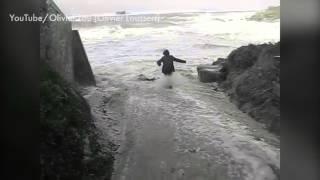 Terrifying wave sweeps people away