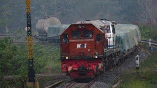 DUA BADAK DALAM SATU MOMEN  Traksi Ganda Lokomotif Kereta Semen Baturaja & Angkutan Kricak Ballast