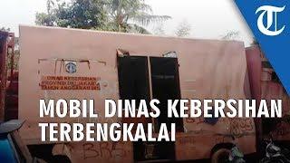 Bangkai Mobil Milik Dinas Kebersihan Provinsi DKI Jakarta Dibiarkan Parkir di Depan SMPN 71 Jakarta