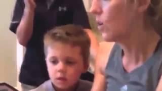 Мальчик в шоке. Мама рассказывает мальчику сказку.
