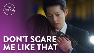 Worried Jeon Yeo-been runs to embrace a bloodied Song Joong-ki  Vincenzo Ep 10 ENG SUB