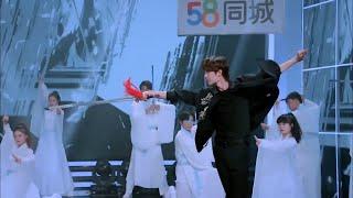 王一博WangYibo与黄豆豆合作表演《剑舞》，动作行云流水，英姿勃勃！